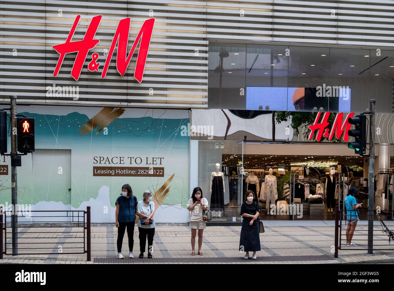 Swedish multinational clothing design retail company Hennes & Mauritz, H&M,  store seen in Spain Stock Photo - Alamy