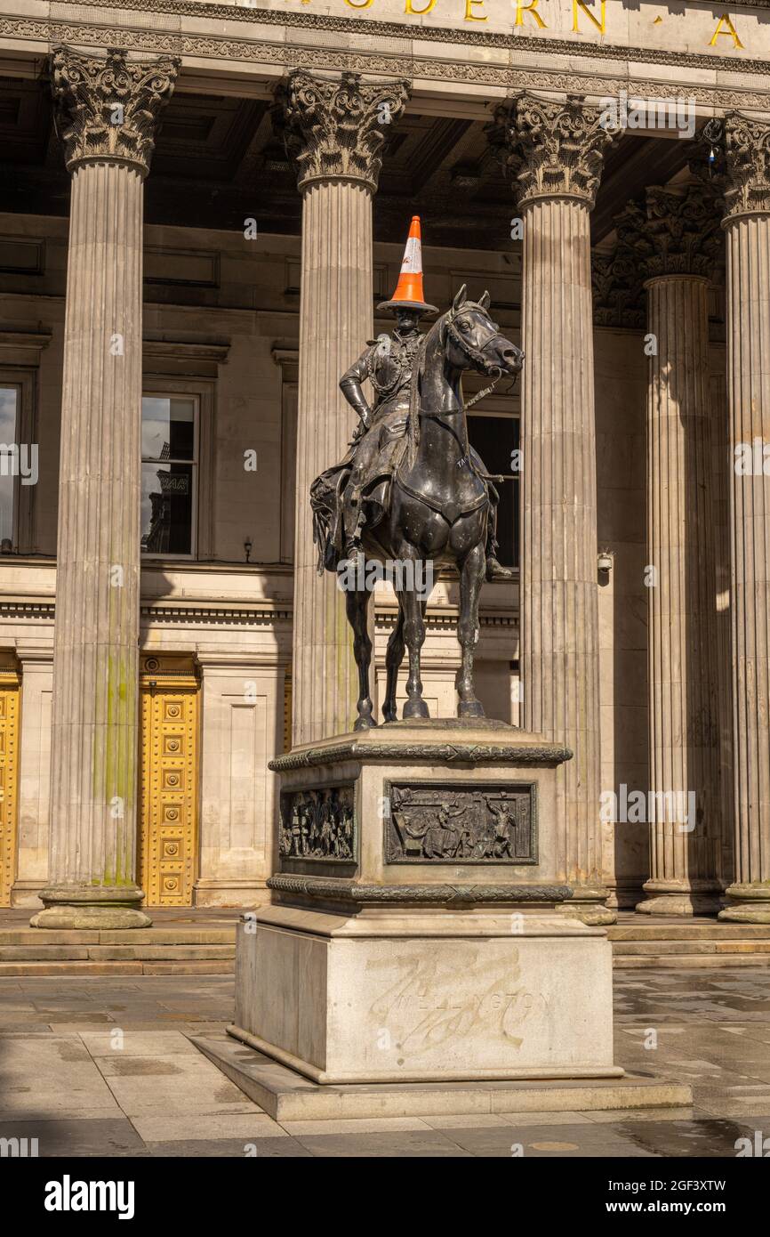 The iconic state of Wellington with a traffic cone on his head Glasgow Scotland. Outside the gallery of Modern Art Stock Photo