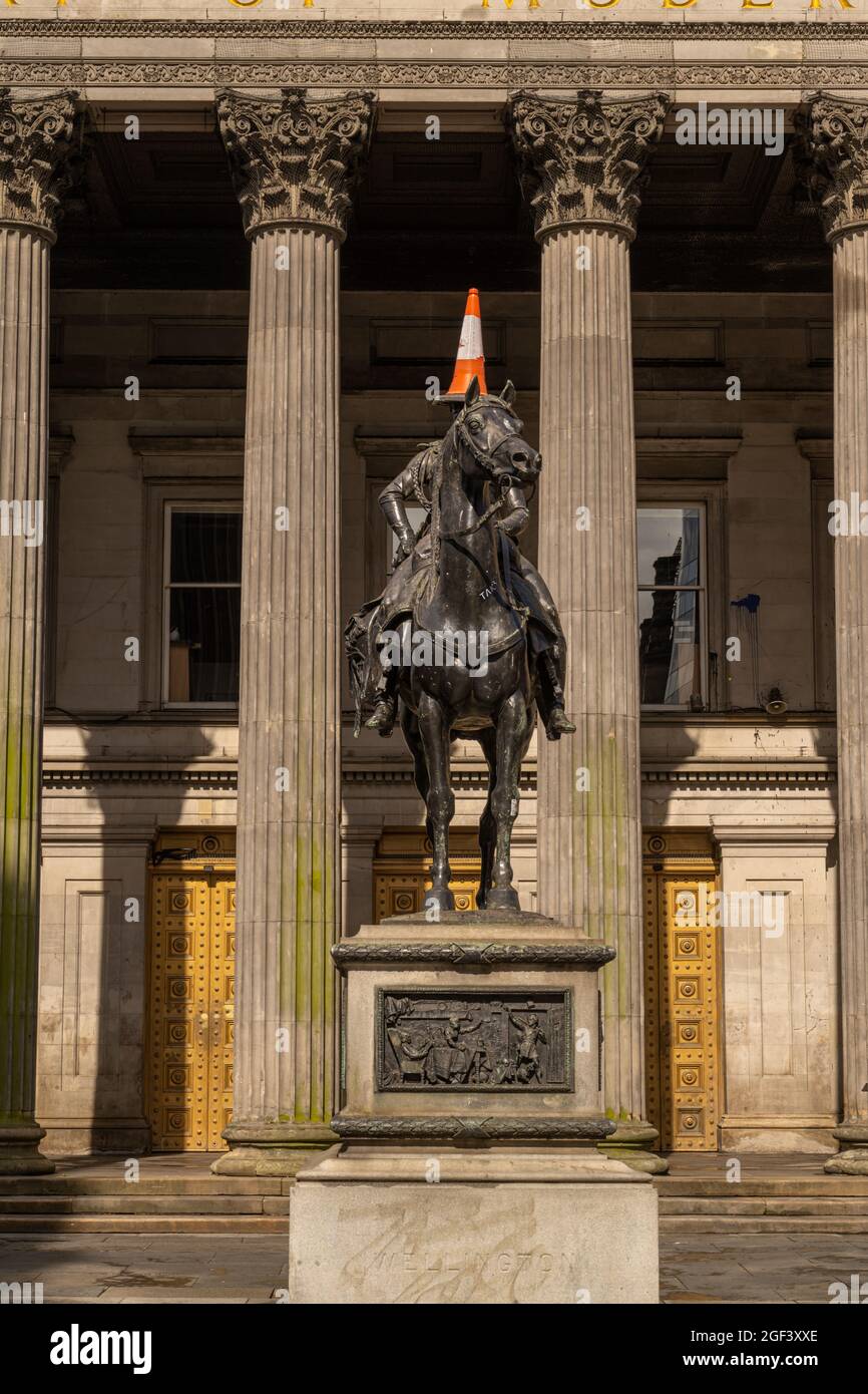 The iconic state of Wellington with a traffic cone on his head Glasgow Scotland. Outside the gallery of Modern Art Stock Photo