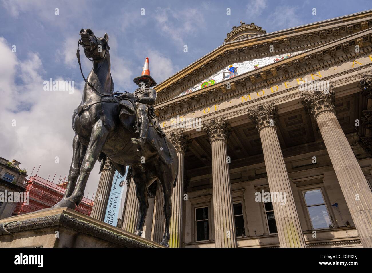 The iconic state of Wellington with a traffic cone on his head Glasgow ...