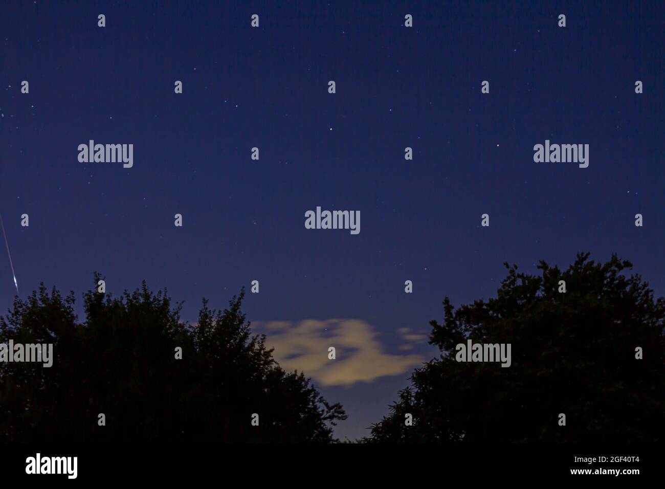 Nachthimmel im August zum Perseidenregen mit einer Sternschnuppe Stock Photo