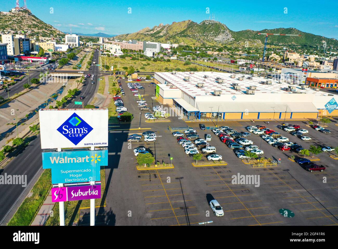 SAMS Club, Walmart and Suburbia wholesale warehouse and car parking on Paseo  Río Sonora or Vado del Rio Sonora. Hermosillo, Mexico. (Photo by Luis Gut  Stock Photo - Alamy