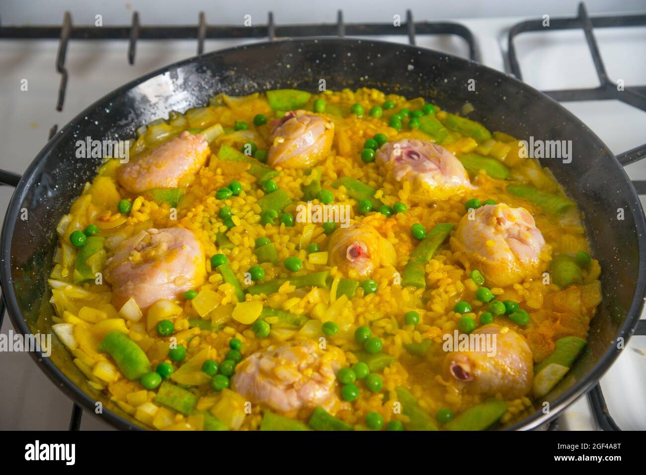 Cooking paella valenciana. Valencia, Spain Stock Photo - Alamy