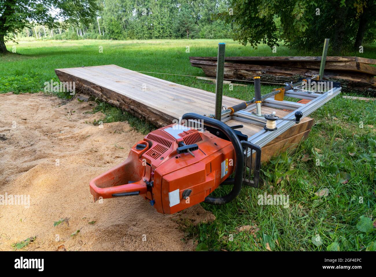 mobile chainsaw mill with which to cut oak logs on wide boards Partable