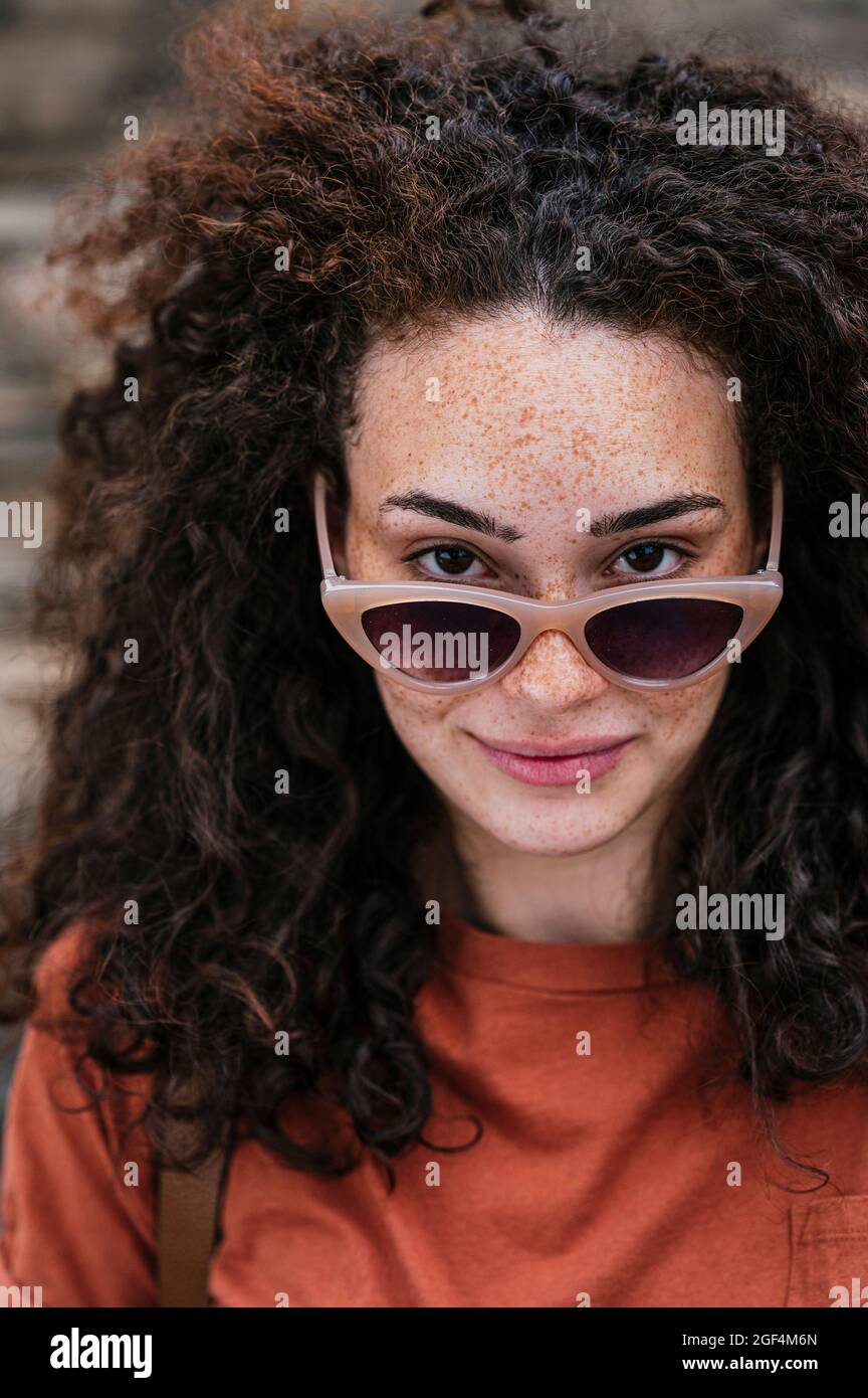 https://c8.alamy.com/comp/2GF4M6N/beautiful-young-woman-with-curly-hair-wearing-sunglasses-2GF4M6N.jpg