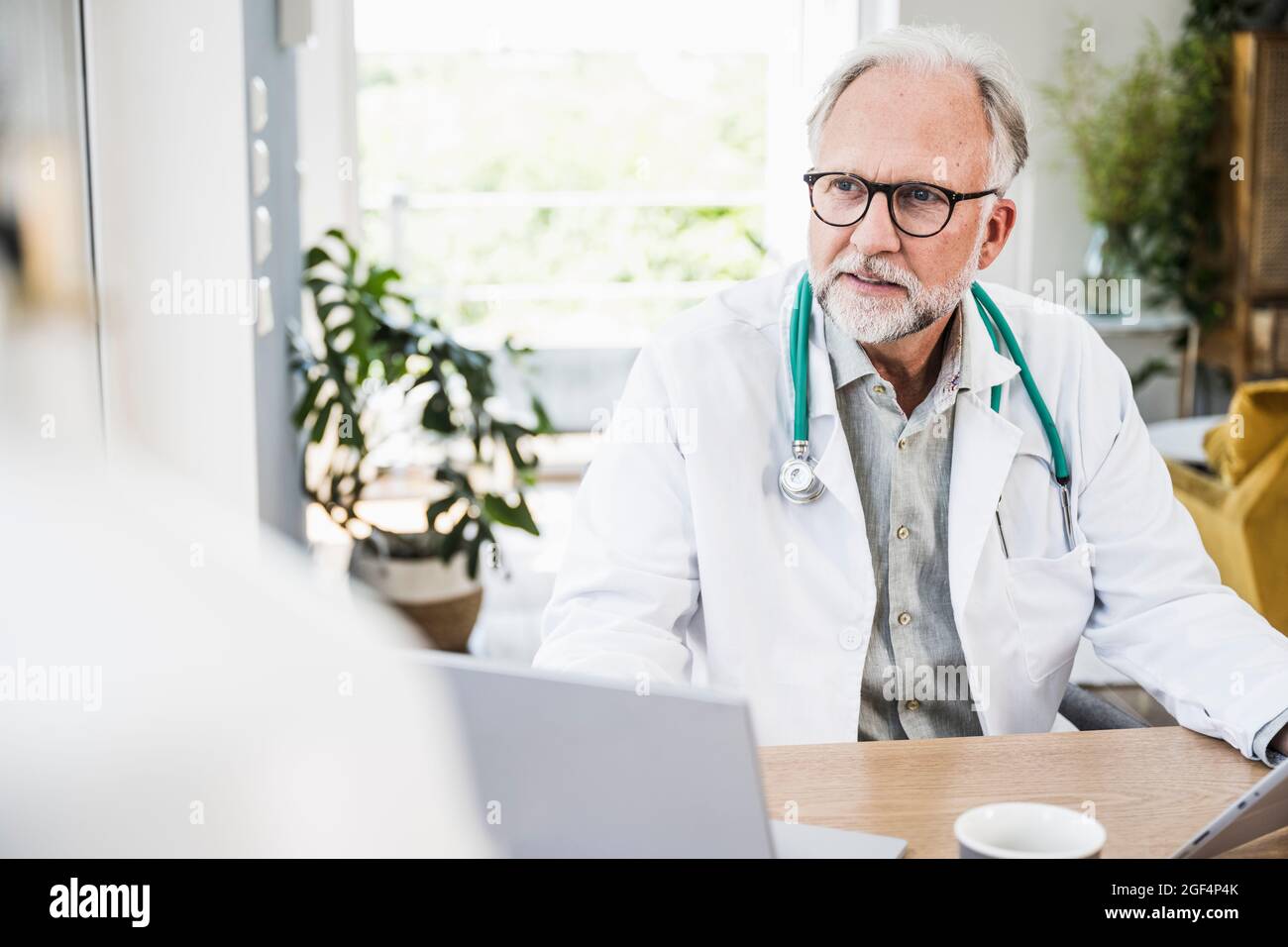 Mature male doctor hi-res stock photography and images - Alamy