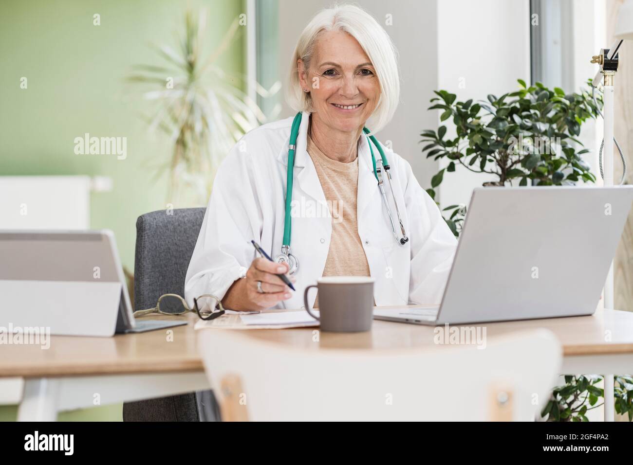 Mature female doctor hi-res stock photography and images - Alamy