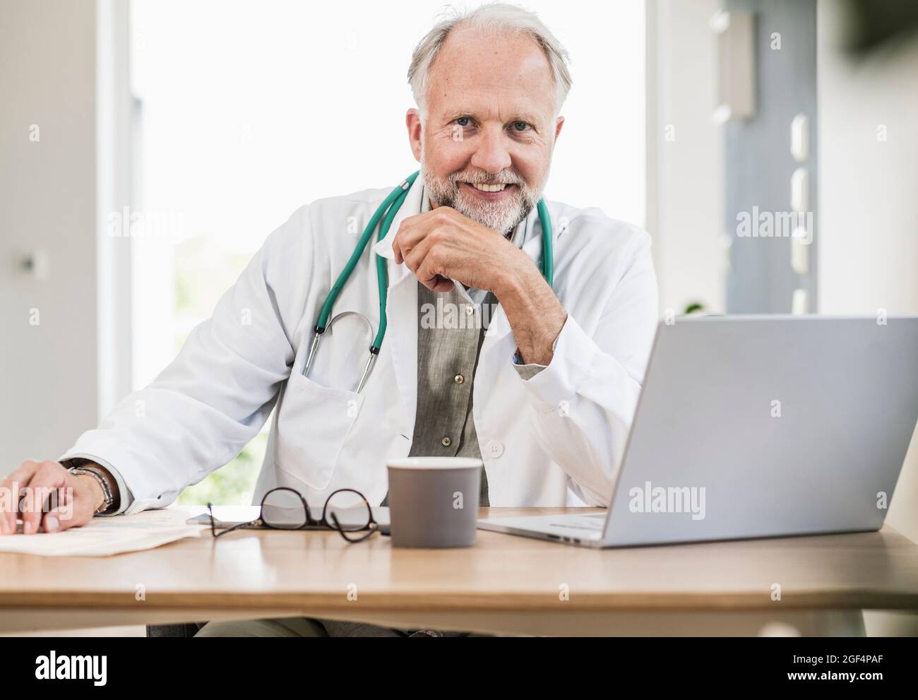 Professional desk hi-res stock photography and images - Alamy