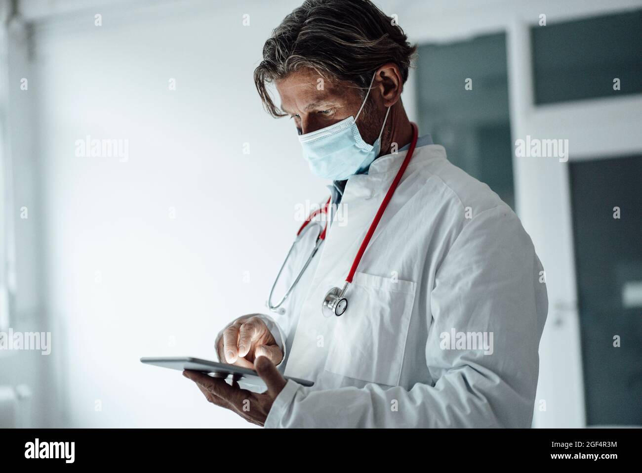 Mature worker using tablet hi-res stock photography and images - Alamy