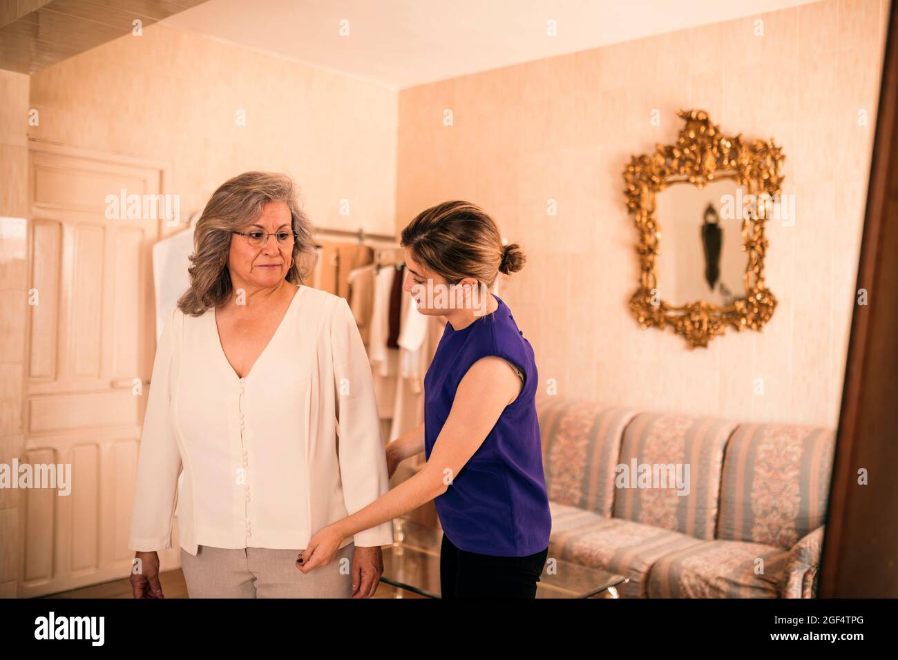 Fashion showing hi-res stock photography and images - Alamy