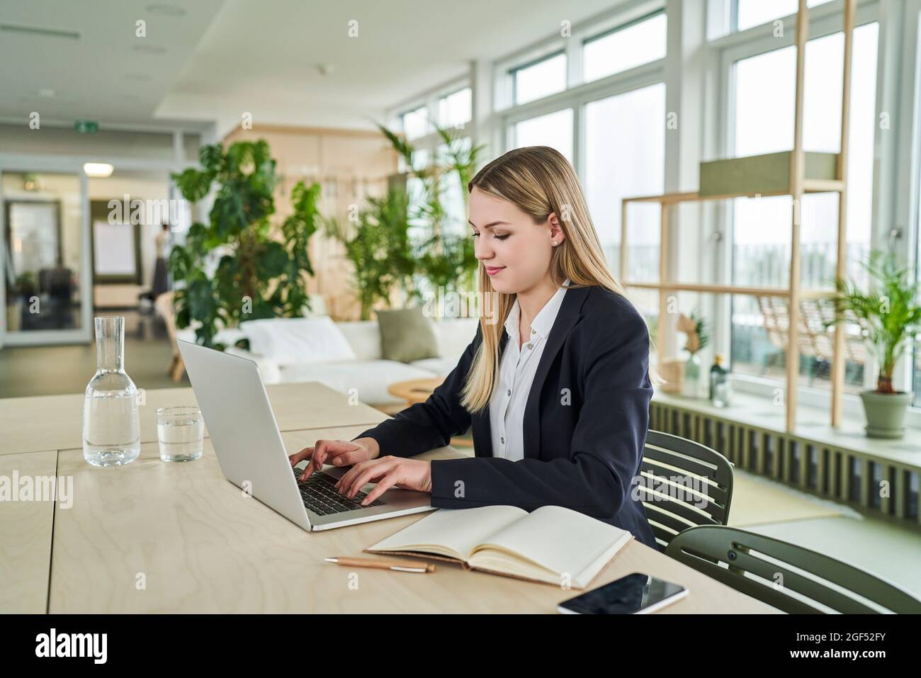 Office trainee hi-res stock photography and images - Alamy