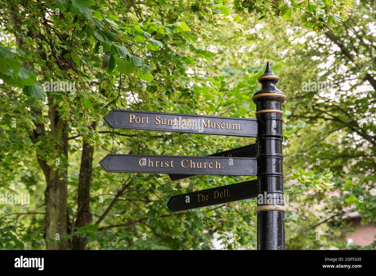 Port Sunlight, Wirral, UK: Finger post signpost providing directions to village locations - the museum, Christ Church, and The Dell. Stock Photo