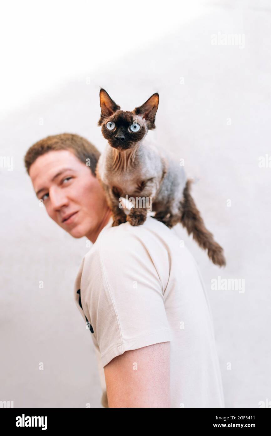Man with cat on shoulder hi-res stock photography and images - Alamy
