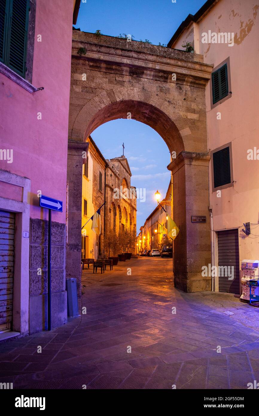 Italy, Province of Pisa, Pomarance, Porta alla Pieve gate at dusk Stock Photo