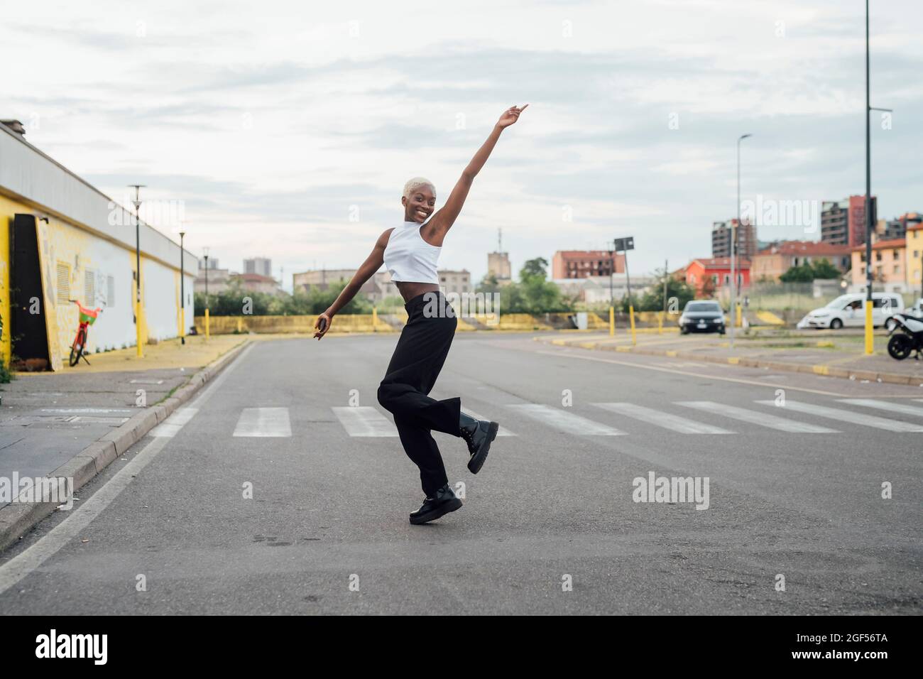 African people dancing street hi-res stock photography and images - Alamy