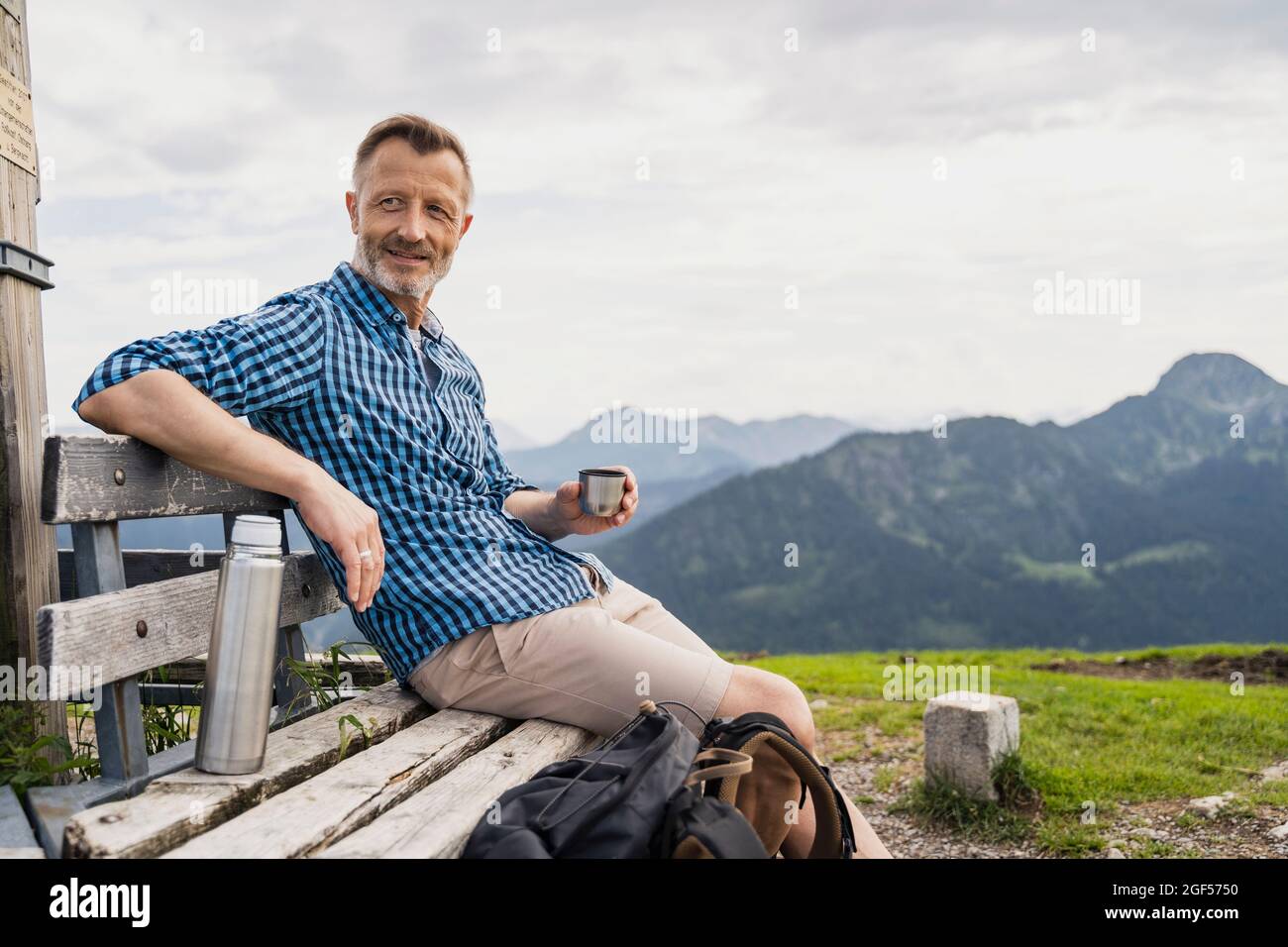 Man men male sitting bench hi-res stock photography and images - Alamy