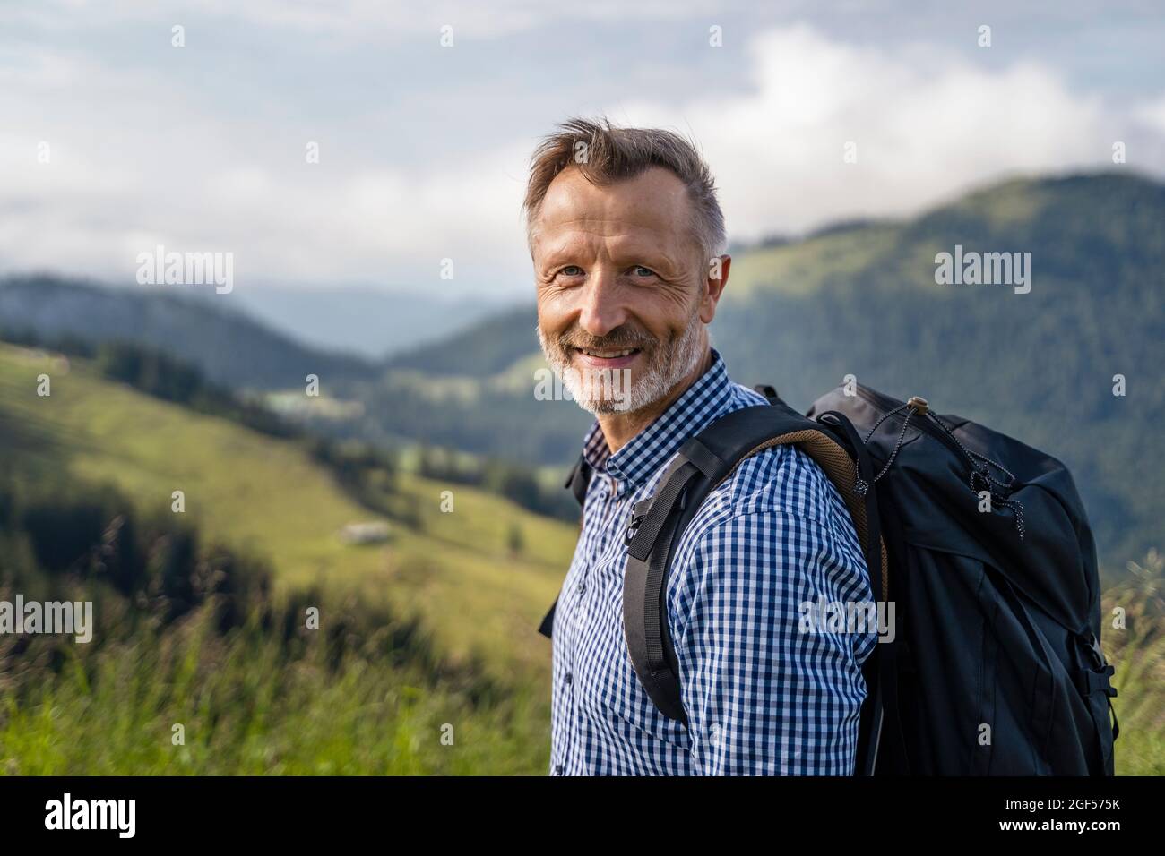 Male hiker mountain hi-res stock photography and images - Alamy