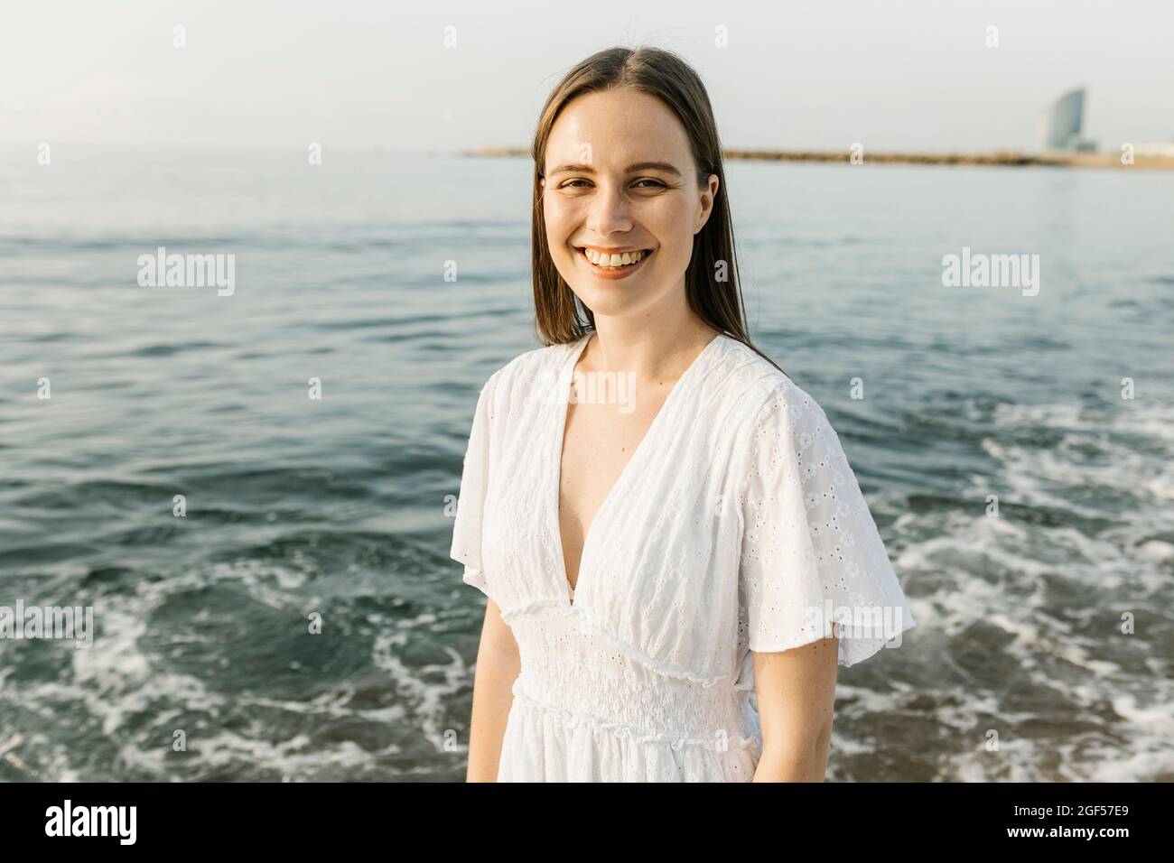 Beautiful woman long dress beach hi-res stock photography and images ...