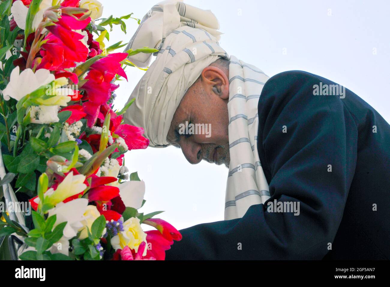 KABUL, Afghanistan (August 19, 2018) H.E President Ashraf Ghani, Afghanistan's president, places a floral wreath at the Independence Memorial during an Afghanistan Independence Day event Aug. 19, 2018, in Kabul, Afghanistan. President Ghani, his cabinet members, and Resolute Support Mission senior leadership attended the event celebrating the 99th anniversary of Afghan independence. (U.S. Air Force photo by Tech. Sgt. Sharida Jackson) Stock Photo