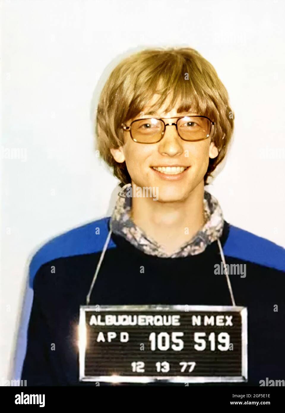 1977 , 13 december , Albuquerque , New Mexico , USA :  Mug shot of  american Microsoft inventor BILL GATES ( born in Seattle, 28 october 1955 ), aged 21, arrested for speeding with car , for driving without a license and not stopping at a stop sign . Unknown photographer by Albuquerque New Mexico Police Department . - MUG-SHOT - MUGSHOT - FOTO SEGNALETICA - portrait - ritratto - smile - sorriso - occhiali da vista - lens - COMPUTER - INVENTORE - eccesso di velocità - infrazione - MAGNATE - TYCOON - RICCO - RICH --- Archivio GBB Stock Photo