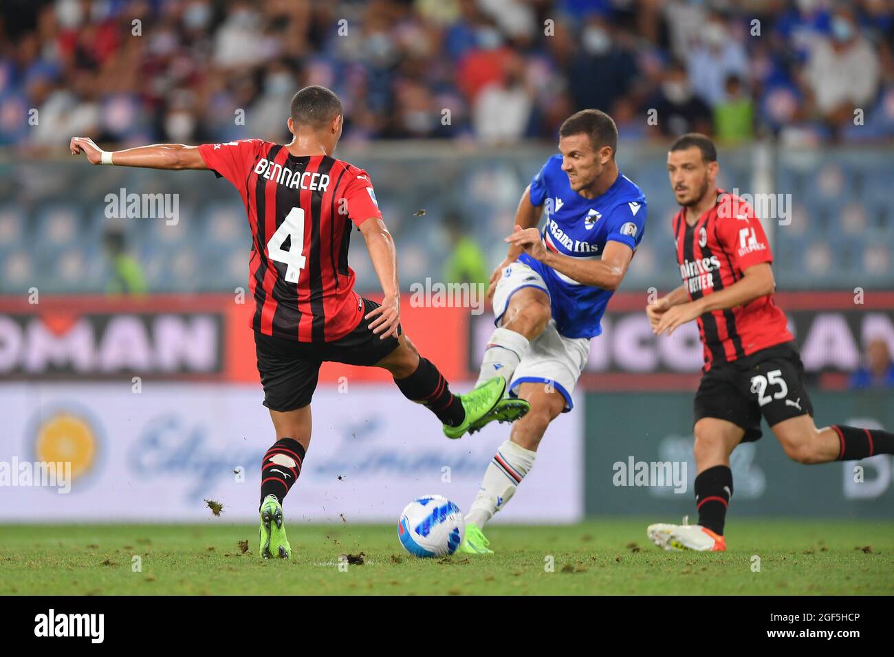 Referee Nicolo Marini speaks with AC Milan players during the News Photo  - Getty Images