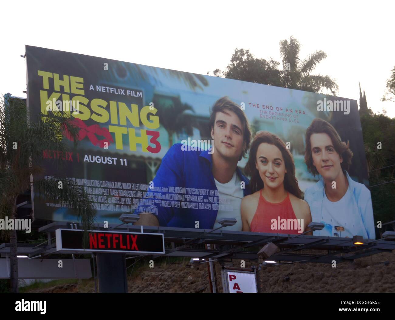 Kissing booth hi-res stock photography and images - Alamy