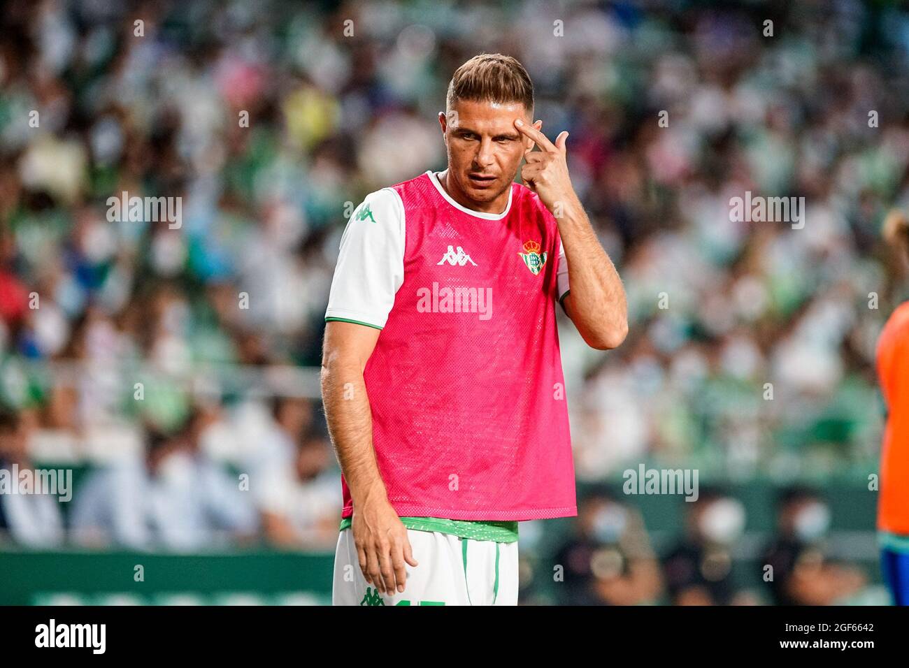 Hector Bellerin poses for photo during his presentation as new player of  Real Betis Balompie at Benito Villamarin stadium on September 9, 2021 in  Sevilla, Spain Stock Photo - Alamy