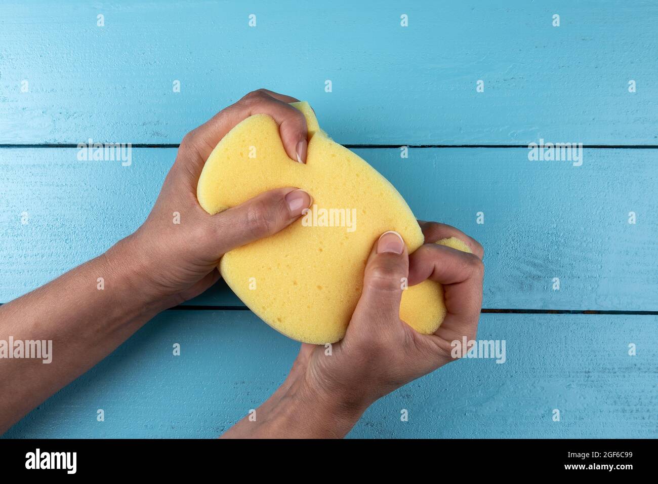 Hand squeeze sponge hires stock photography and images Alamy
