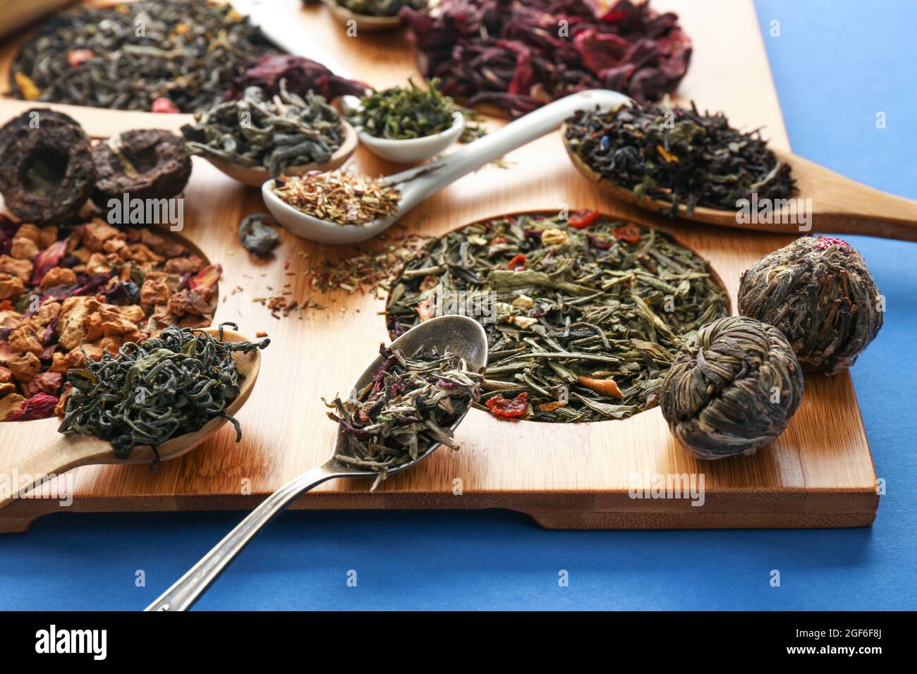 Samples of tea presented on a board, spoons and a scoop, close up Stock ...