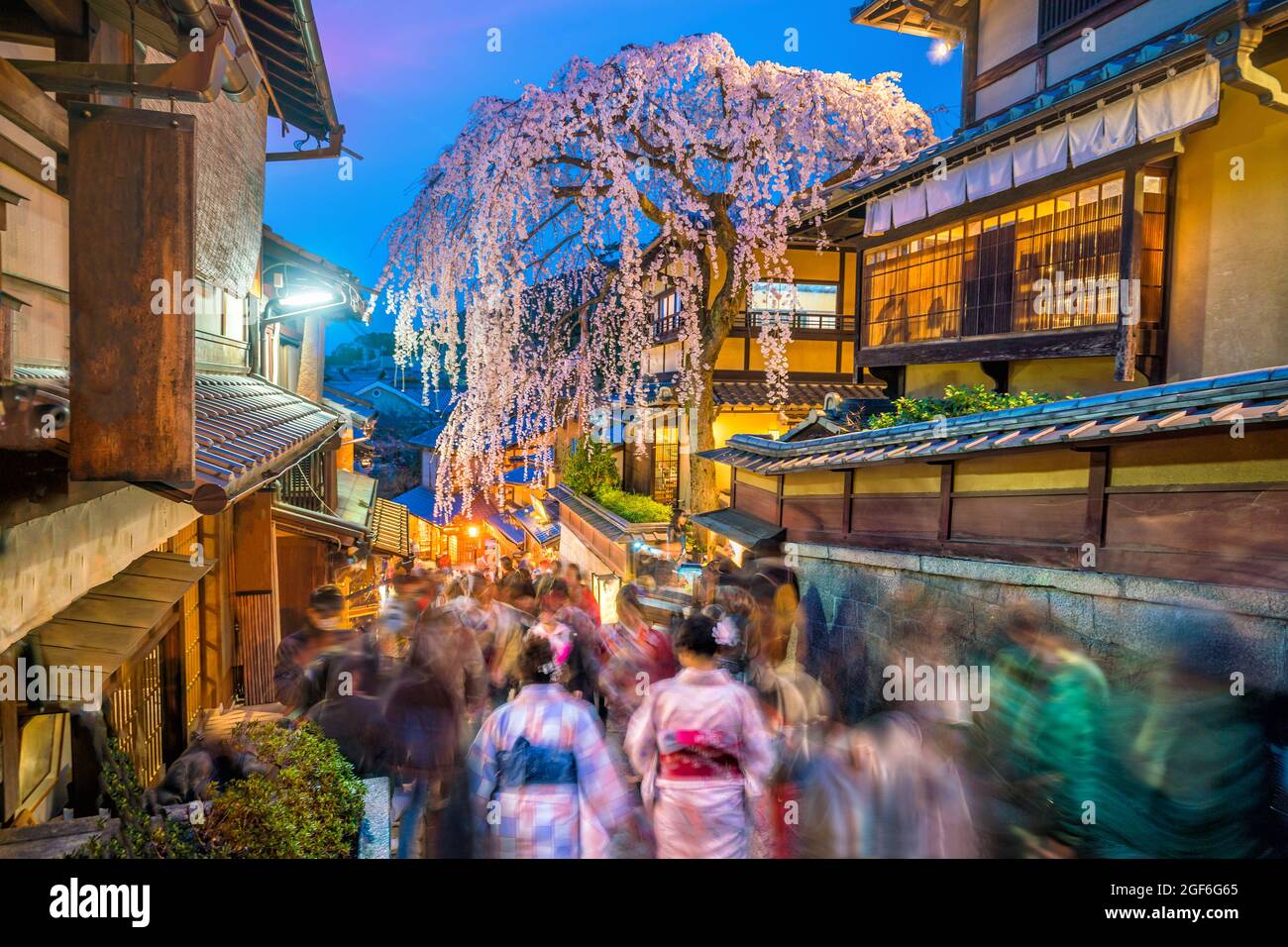Tourists at old town Kyoto, the Higashiyama District during sakura season in Japan Stock Photo