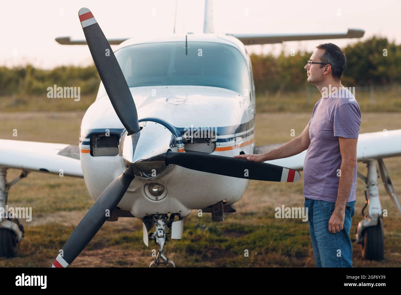 Pilot standing next to a plane hi-res stock photography and images - Alamy
