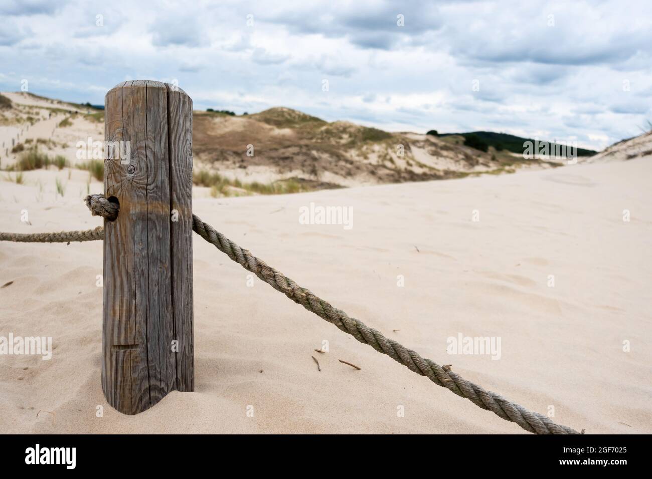Rope and post barrier hi-res stock photography and images - Alamy