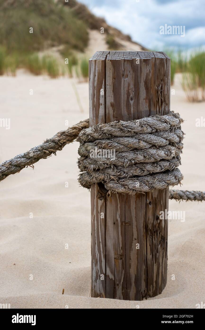 Fence post rope barrier border hi-res stock photography and images - Alamy