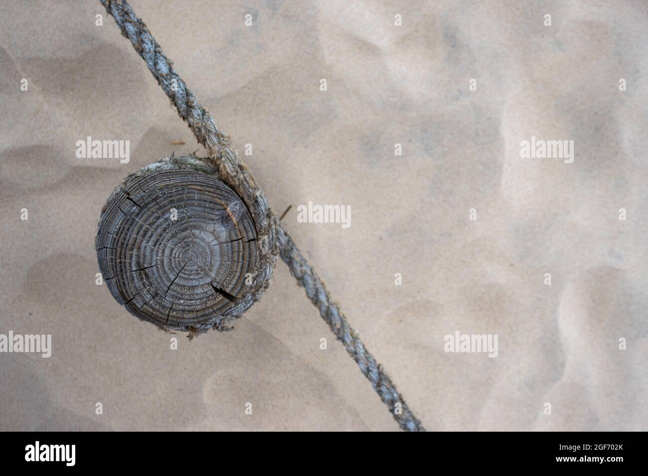 Rope and post barrier hi-res stock photography and images - Alamy