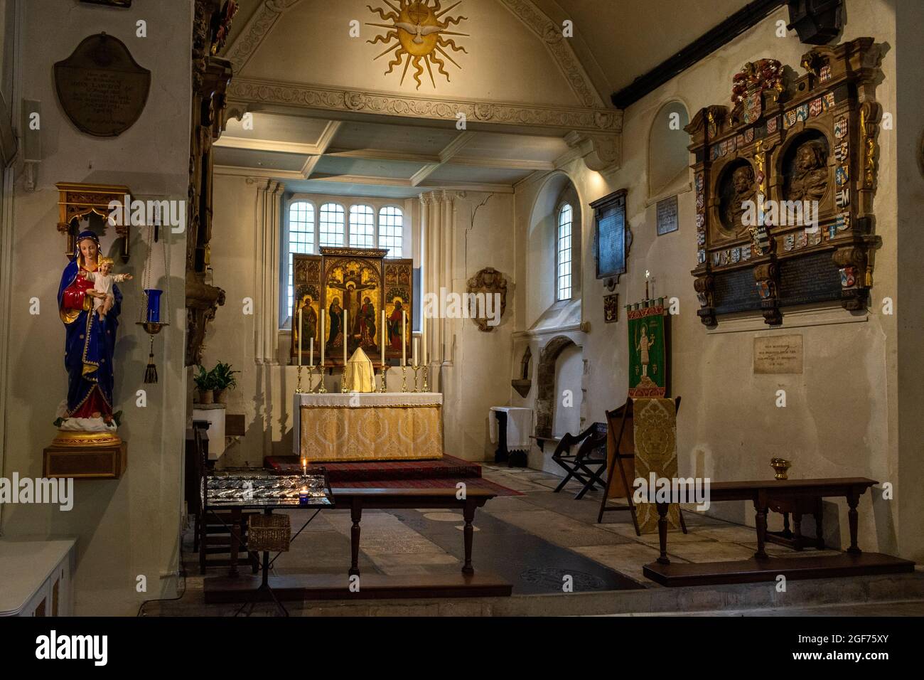 LONDON SOMERS TOWN SAINT PANCRAS OLD CHURCH AN INTERIOR VIEW OF CHANCEL AND ALTAR Stock Photo