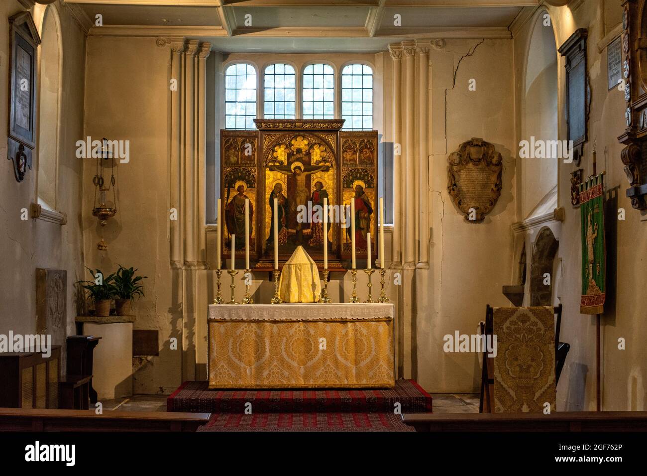 LONDON SOMERS TOWN SAINT PANCRAS OLD CHURCH INTERIOR VIEW OF CHANCEL AND ALTAR Stock Photo
