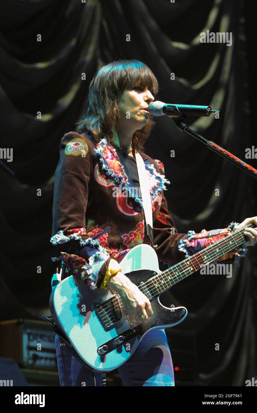 Chrissie Hynde, lead singer of The Pretenders, singing in concert at Wembley Arena, London on 9th November 2001 Stock Photo