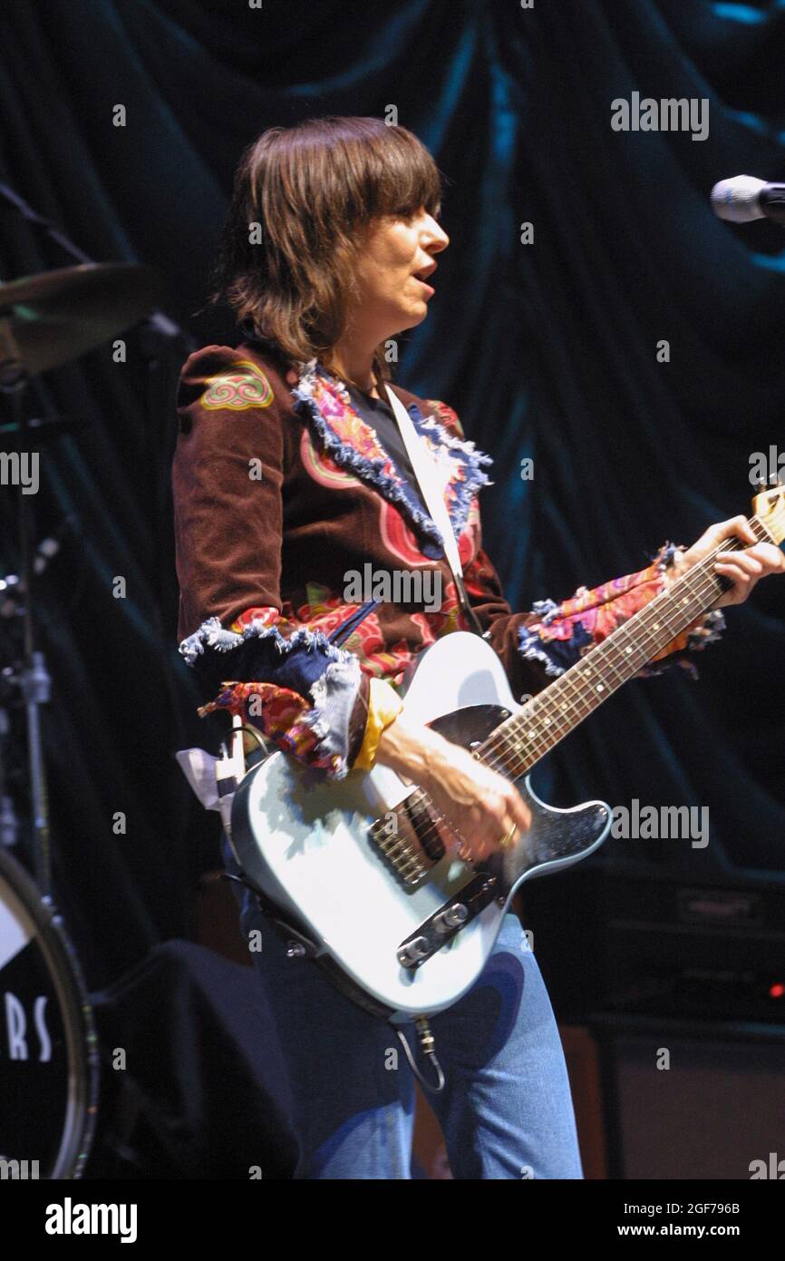 Chrissie Hynde, lead singer of The Pretenders, singing in concert at Wembley Arena, London on 9th November 2001 Stock Photo