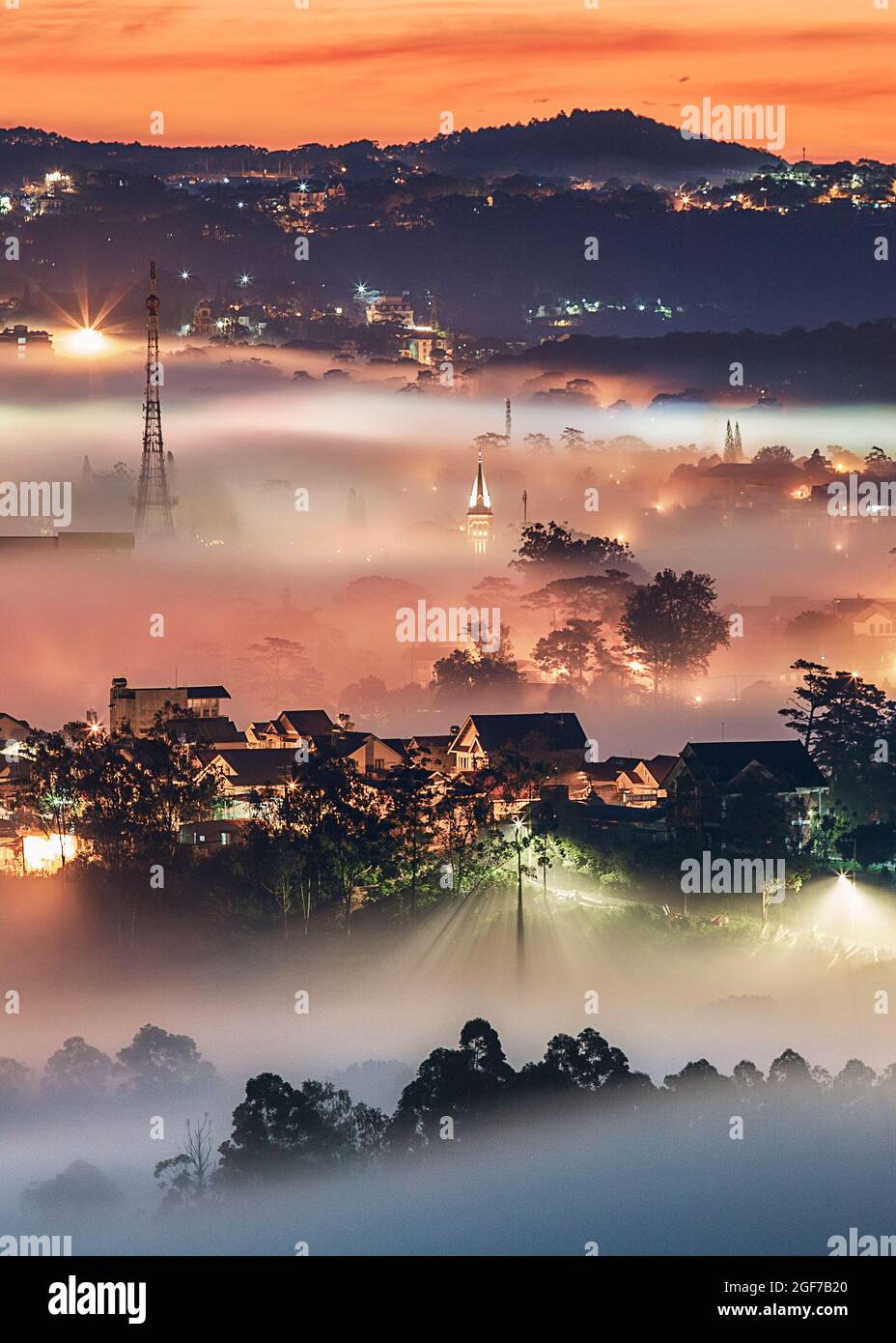 phong cảnh đà lạt - sương đêm Stock Photo - Alamy