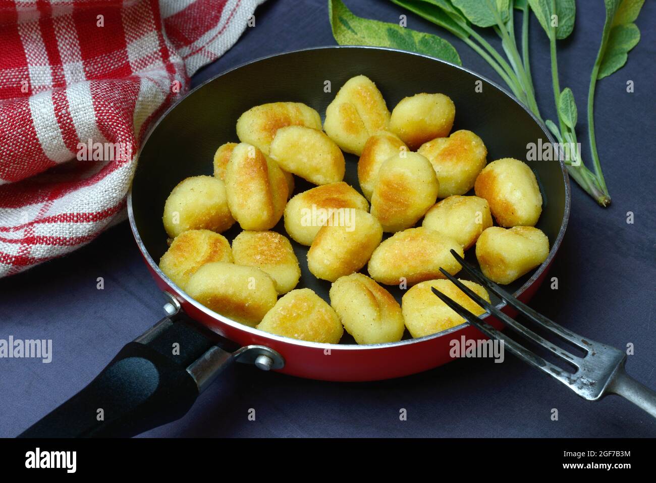 Patate fresche con tracce di terra sulla pelle. sporco materie patate in  grande quantità e non lavato Foto stock - Alamy