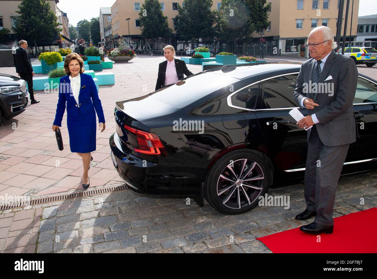 King Carl Gustaf and Queen Silvia arriving at the Governor's Residence in Härnösand during their visit to Vasternorrland County (Western Norrland County) in Sweden, on August 24, 2021. The Royals are visiting various counties in Sweden to show support with those affected by the pandemic and draw attention to local initiatives in various sectors of society. Photo: Pontus Lundahl / TT code 10050 Stock Photo