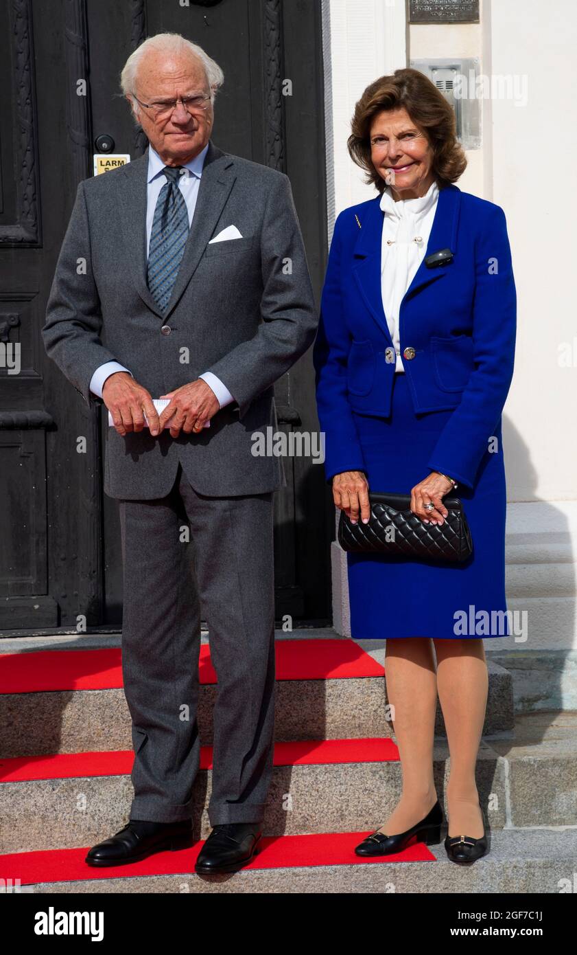 King Carl Gustaf and Queen Silvia at the Governor's Residence in Härnösand during their visit to Vasternorrland County (Western Norrland County) in Sweden, on August 24, 2021. The Royals are visiting various counties in Sweden to show support with those affected by the pandemic and draw attention to local initiatives in various sectors of society. Photo: Pontus Lundahl / TT code 10050 Stock Photo