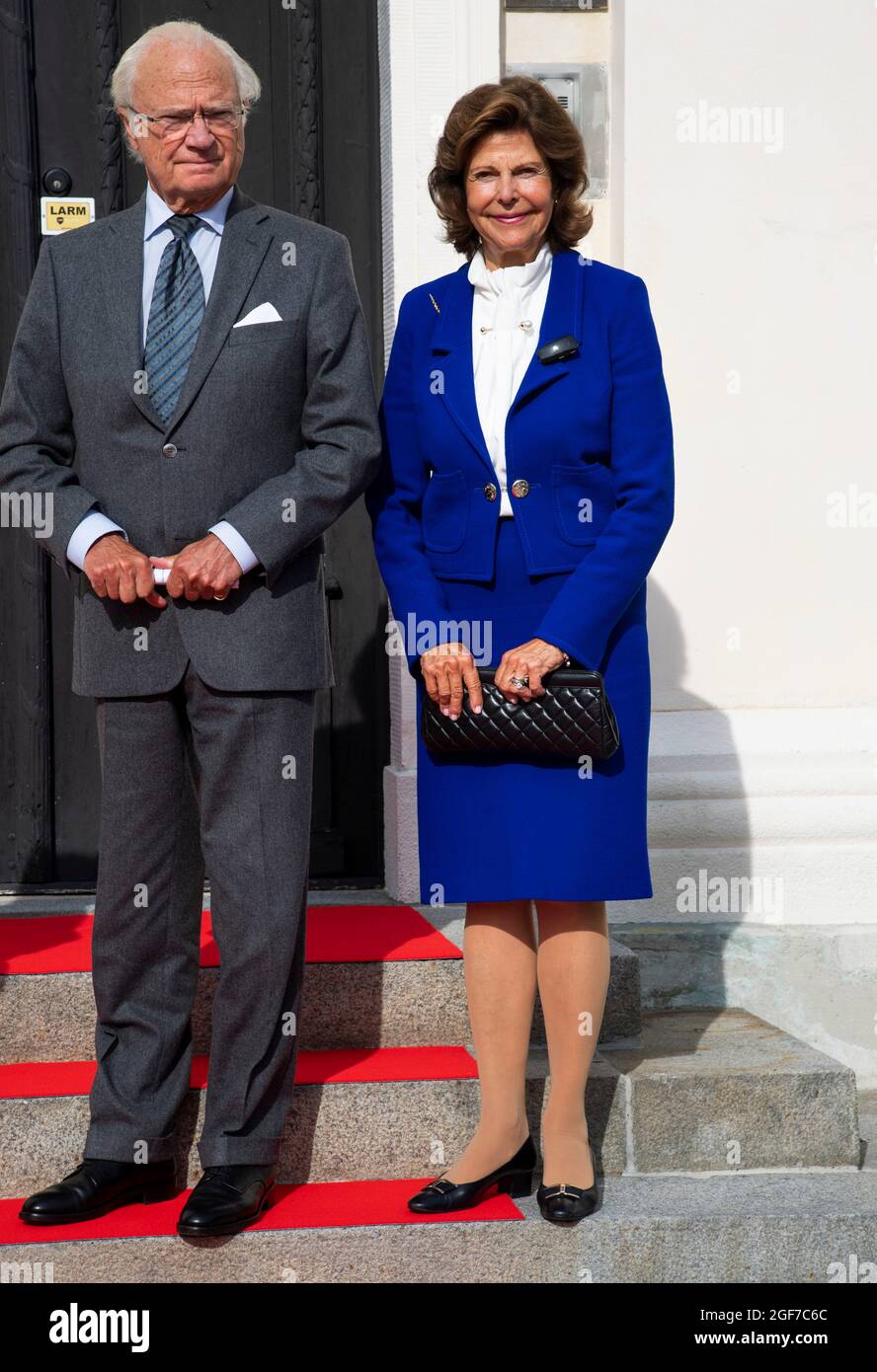 King Carl Gustaf and Queen Silvia at the Governor's Residence in Härnösand during their visit to Vasternorrland County (Western Norrland County) in Sweden, on August 24, 2021. The Royals are visiting various counties in Sweden to show support with those affected by the pandemic and draw attention to local initiatives in various sectors of society. Photo: Pontus Lundahl / TT code 10050 Stock Photo