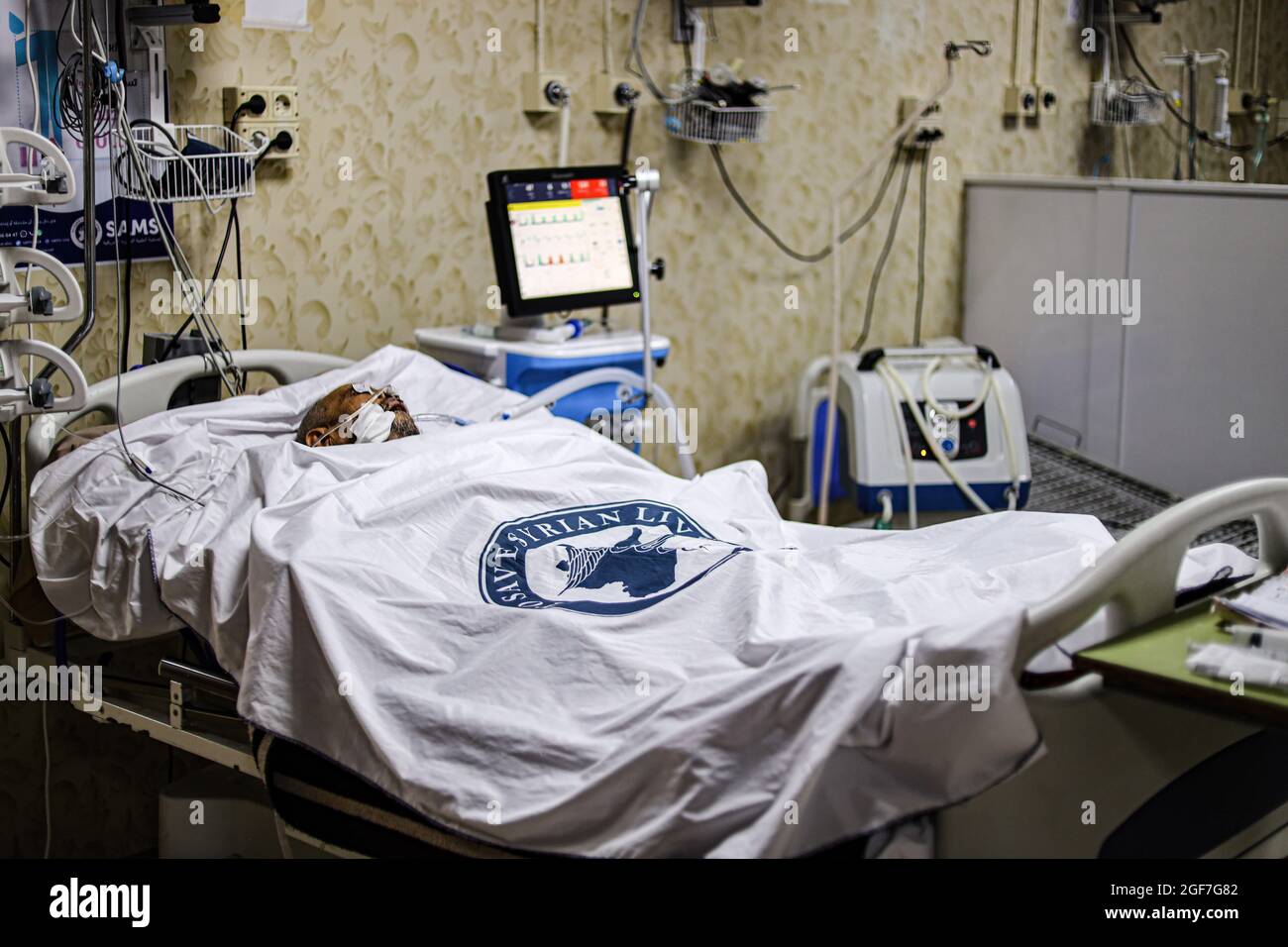 Idlib, Syria. 18th Aug, 2021. A patient laying on a bed inside an isolation hospital in Idlib city. The delta mutant arrived in Idlib, where genotyping was conducted for 92 samples in the Idlib laboratory. The alpha mutant was found in 6 samples, and the delta mutant was found in 47 samples, and there is a significant increase in the number of confirmed cases of Covid-19 during the past few days. (Photo by Omar Albam/SOPA Images/Sipa USA) Credit: Sipa USA/Alamy Live News Stock Photo