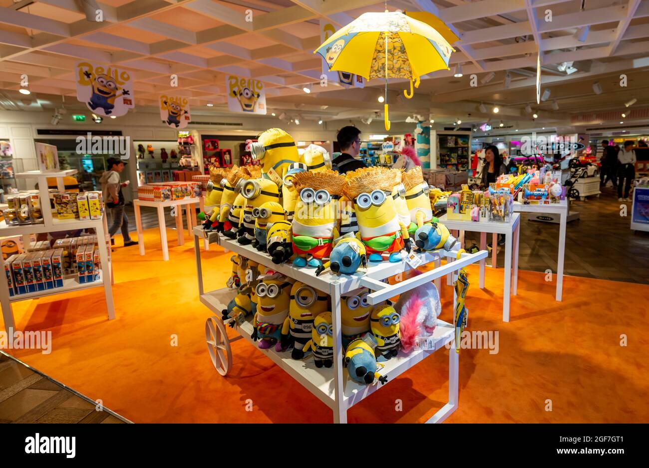 https://c8.alamy.com/comp/2GF7GT1/soft-toys-display-with-plush-minions-figures-toy-department-luxury-department-stores-harrods-london-england-great-britain-2GF7GT1.jpg