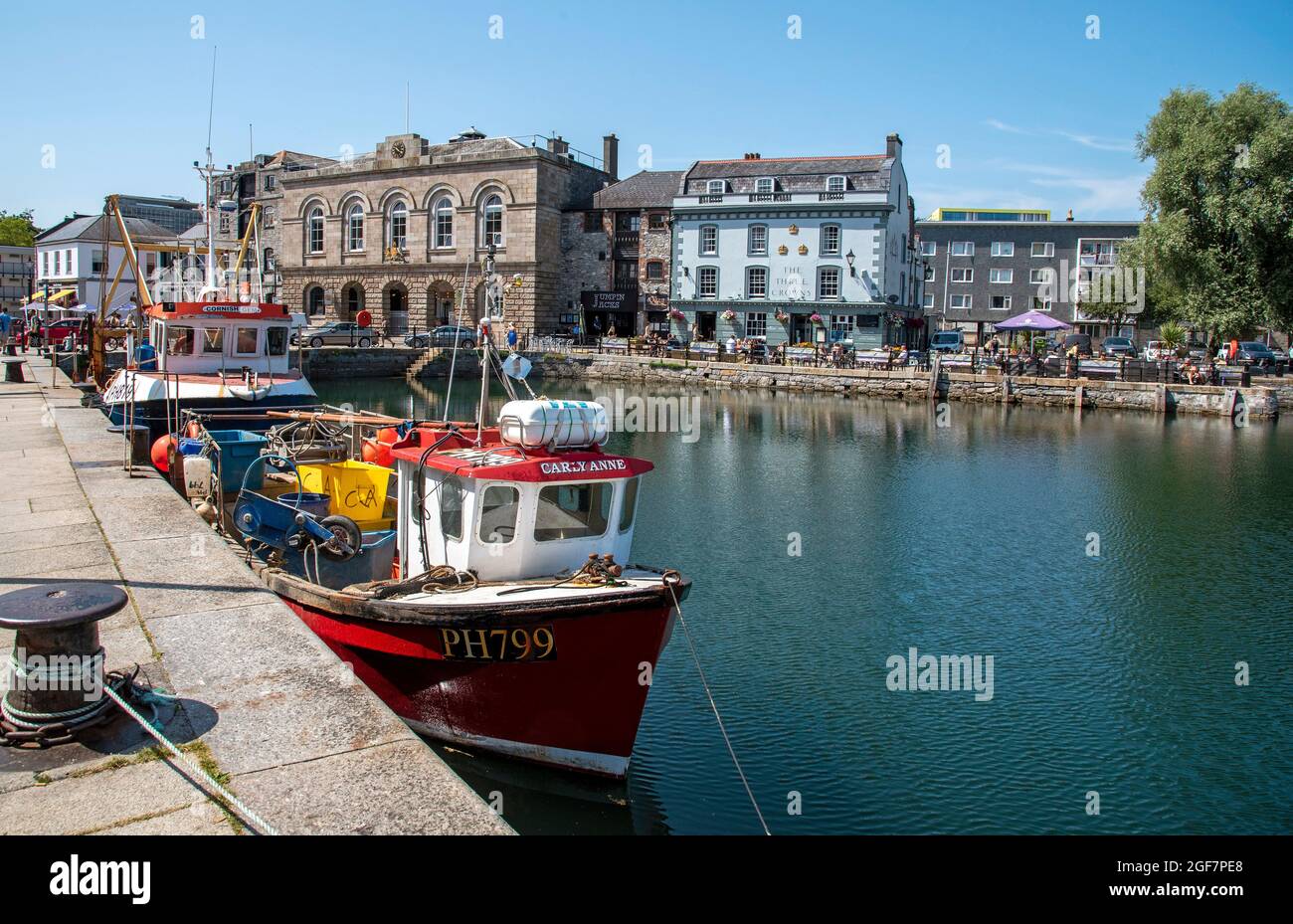 Plymouth, Devon, England, UK. 2021. Sutton Harbour in the Barbican area of Plymouth,buildings surround the waterfront including the old Custom House a Stock Photo