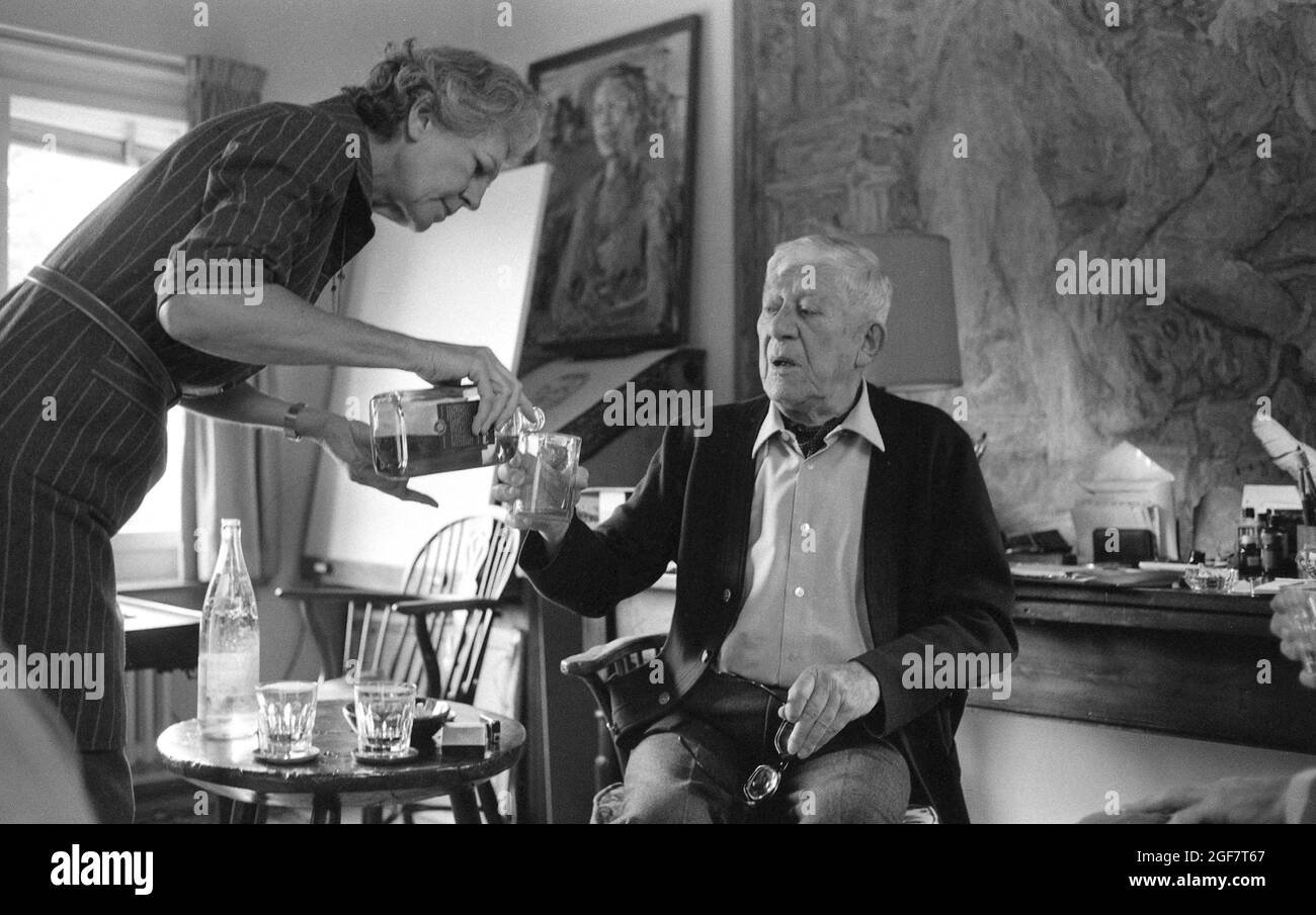 Olda KOKOSCHKA pours a glass of whiskey for her husband Oskar KOKOSCHKA (r.), Austria, painter, poet, graphic artist, black and white, black and white, black and white, monochrome, SW Monochrome, black and white photo, October 15, 1976, Â Stock Photo