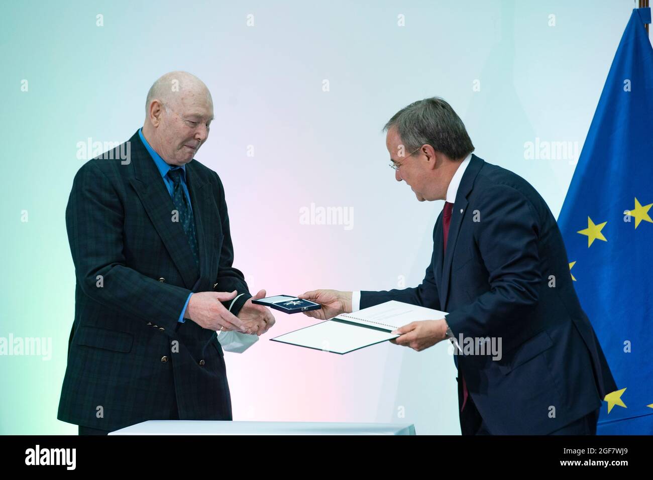 Prime Minister Armin LASCHET, honors Wolfgang DROESSER (DrÃ¶sser), Wolfgang Droesser, Bruehl The former director of studies and long-time chairman of the Association for Local and Local History in Wesseling has been a committed local researcher and author of several local history standard works on the cities of Bruehl and Wesseling and for decades to the Christian history of coins. Prime Minister Armin Laschet honors citizens of North Rhine-Westphalia for their exceptional commitment to society with the Order of Merit of the State, award of the Order of Merit of the State of North Rhine-Westph Stock Photo