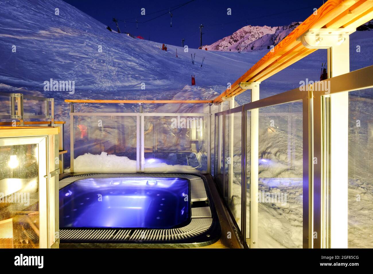 Slopeside jacuzzi at Val Thorens Stock Photo Alamy