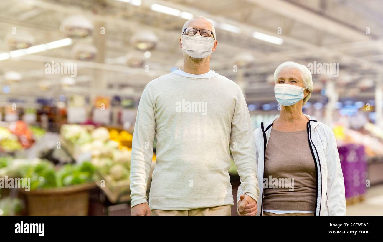 Senior couple in medical masks hi-res stock photography and images - Alamy